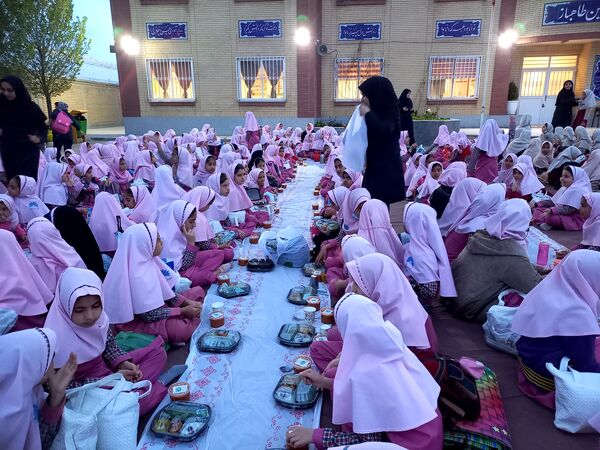  مراسم افطار در مدرسه فروردین طاهباز ناحیه ۵