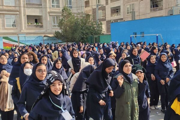 شور وشوق دانش‌آموزان در برنامه صبحگاهی مدرسه مریم بهارستان دو