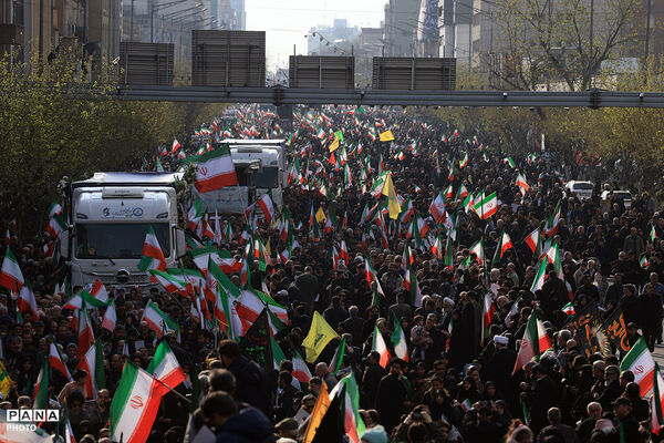 تشییع پیکر شهیدان لاریجانی، سلیمانی و شهدای ناوشکن دنا