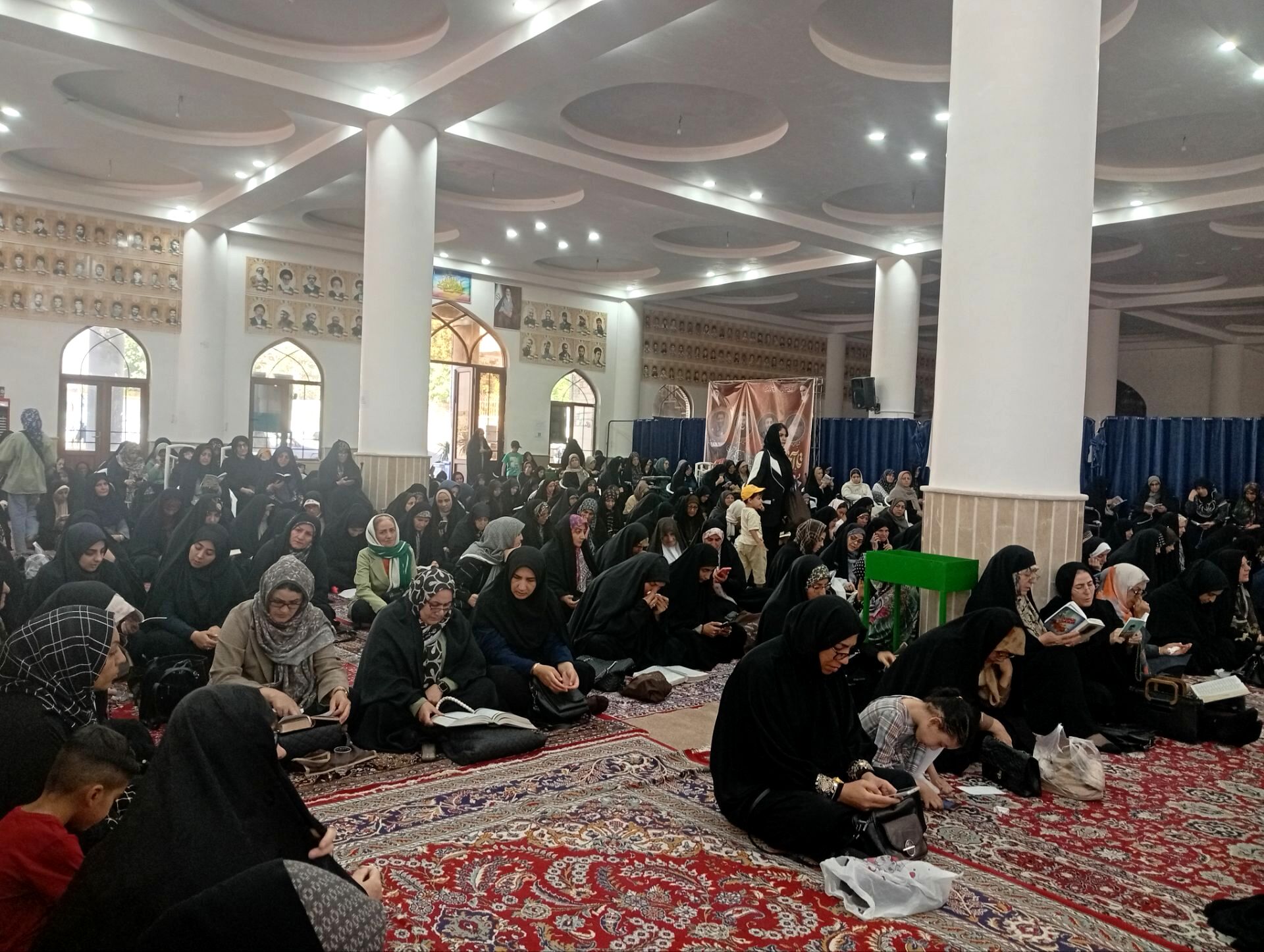 طنین دعای عرفه در مصلی نظرآباد