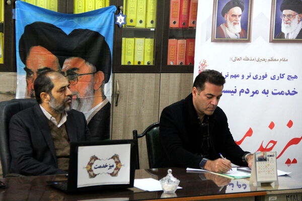 پاسخگویی رئیس اداره آموزش و پرورش شهرستان قدس پشت میز خدمت