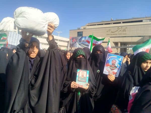 خروش ۱۳ آبان در مشهد؛ دانش‌آموزان، نماد ایستادگی
