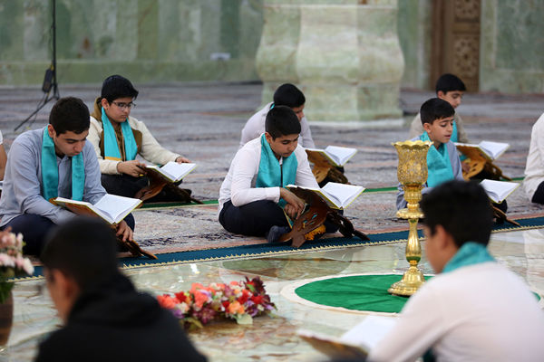 ترتیل خوانی دانش‌آموزان در حرم حضرت معصومه(س)