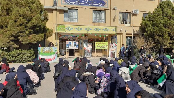 برپایی‌ نمایشگاه دست‌سازه‌های دانش‌آموزان در دبیرستان صیرفی ناحیه ۷ مشهد