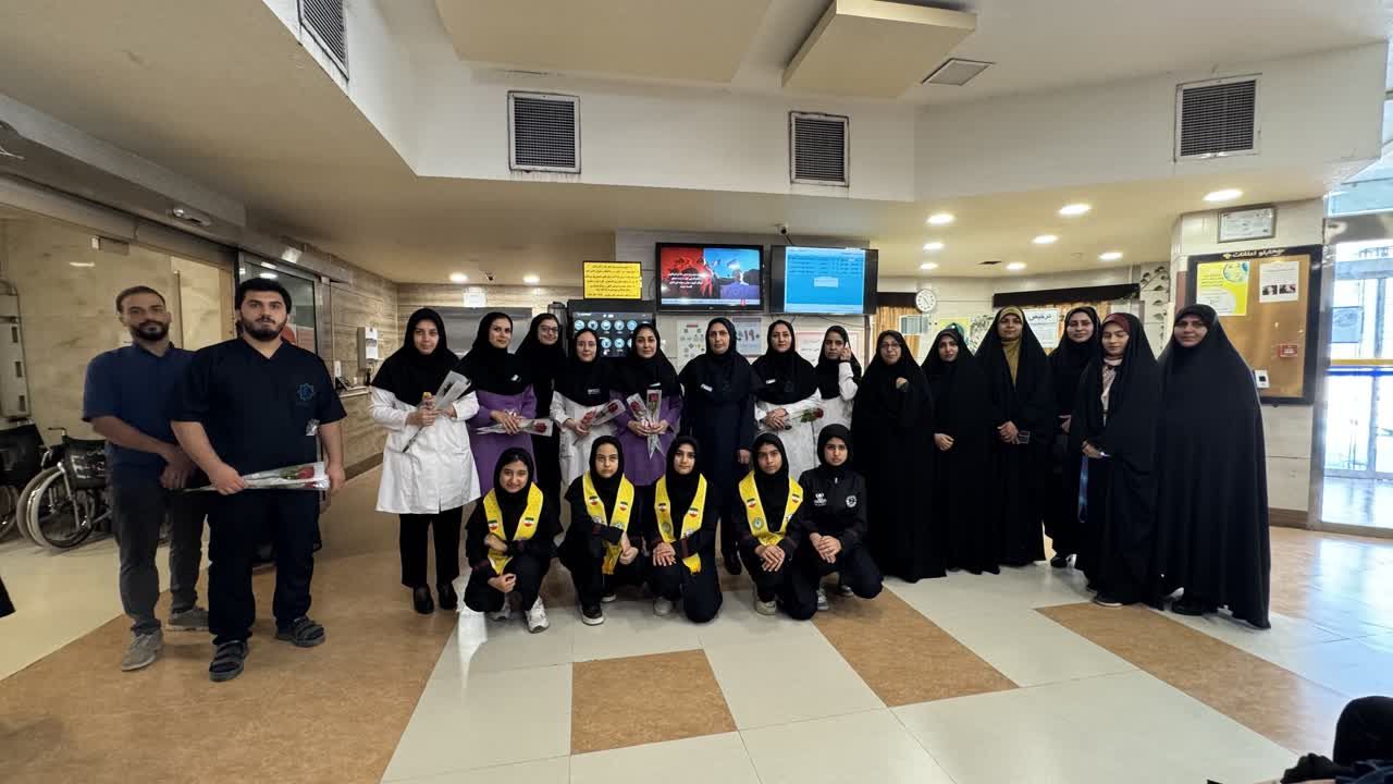 قدردانی دانش‌آموزان پیشتاز مدرسه دخترانه رضوان بوشهر از کادر درمان بیمارستان قائم