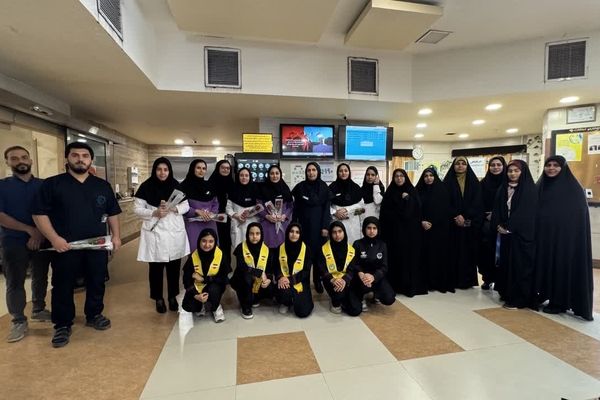 قدردانی دانش‌آموزان پیشتاز مدرسه دخترانه رضوان بوشهر از کادر درمان بیمارستان قائم