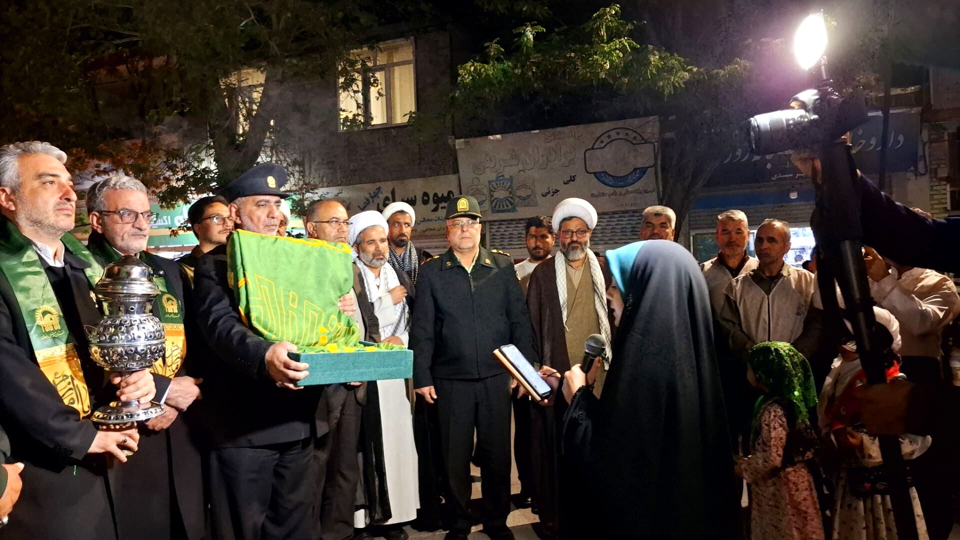 تجمعات شبانه با حضور خادمین امام رضا(ع)