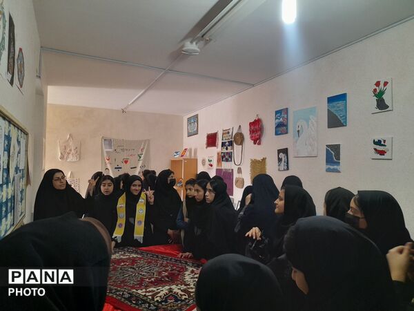 بازدید دانش آموزان  آموزشگاه تکتم از نمایشگاه کانون امام خمینی (ره) 