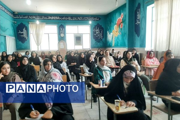  فعالیت پایگاه انتخاب رشته کنکور 1403 با حضور مشاوران برتر در شهرستان ورامین