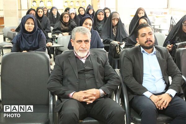 کارگاه تخصصی پیشگیری از آسیب‌های اجتماعی در مدارس فیروزکوه با هدف ارتقای مدیریت آموزشگاهی