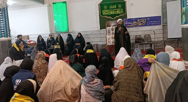 لحظاتی شاد از اعتکاف دانش‌آموزی با حضور نویسندگان و فرهیختگان یزد 