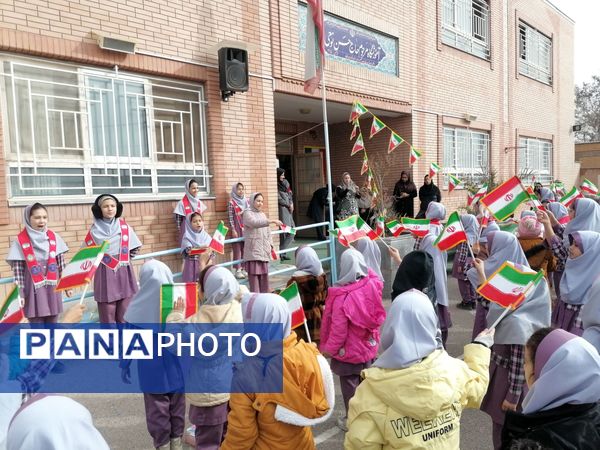 زنگ انقلاب و فضاسازی مدرسه زنده یاد نوحی به مناسبت دهه فجر 