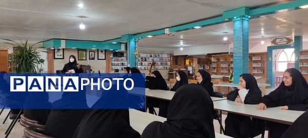 بازدید دانش‌آموزان دبیرستان امام حسین‌(ع) دوره دوم از کتابخانه عمومی شهر
