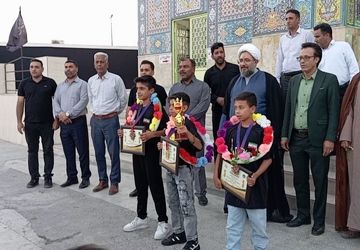 تشویق و حمایت از قهرمانان ورزشی توسط مردم حاجی‌آباد