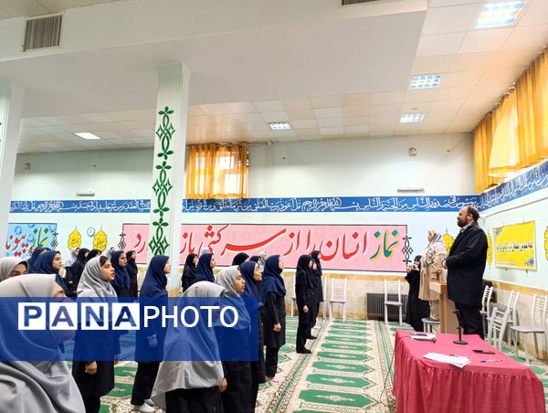 همخوانی سرود «ایرانمون» در دبیرستان حضرت معصومه (س) ناحیه 4 کرج 