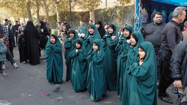 تشییع پیکر شهدای گمنام در دستان مردم کرج