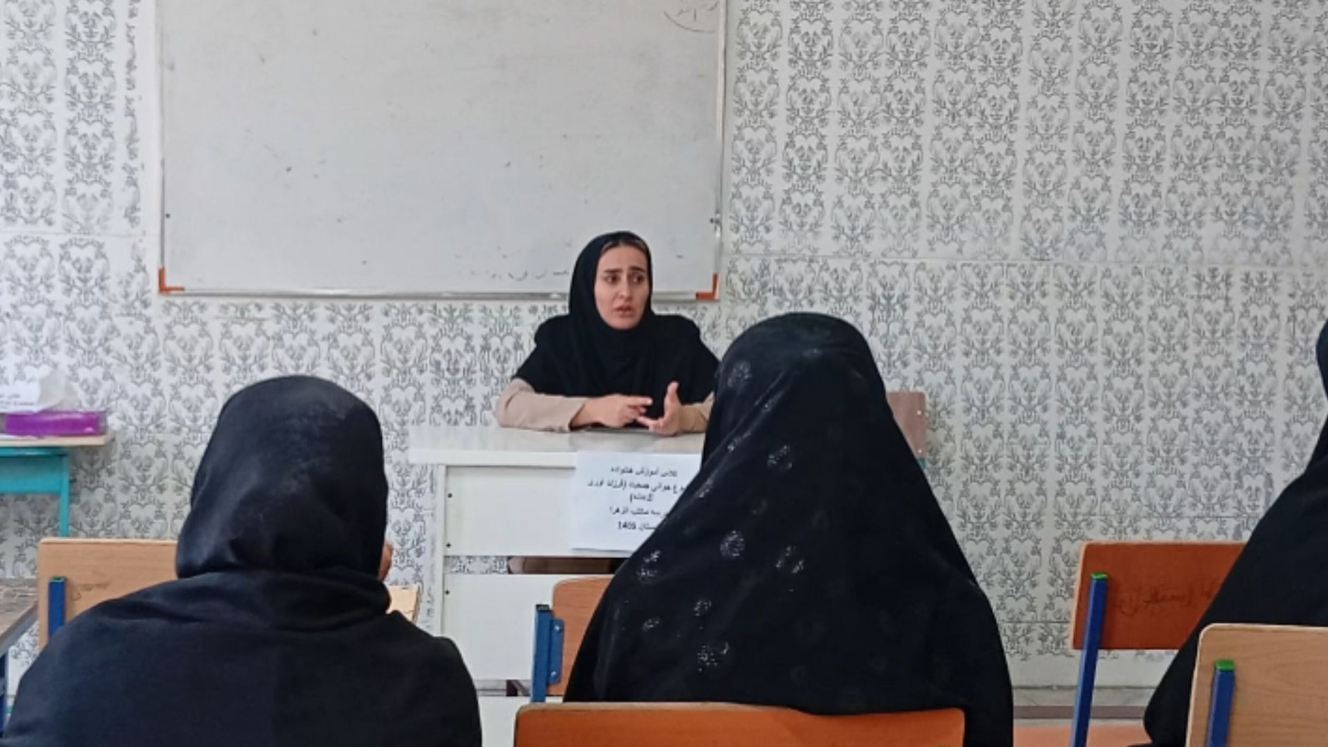 برگزاری جلسه آموزش خانواده در دبیرستان مکتب‌ الزهرا (س)