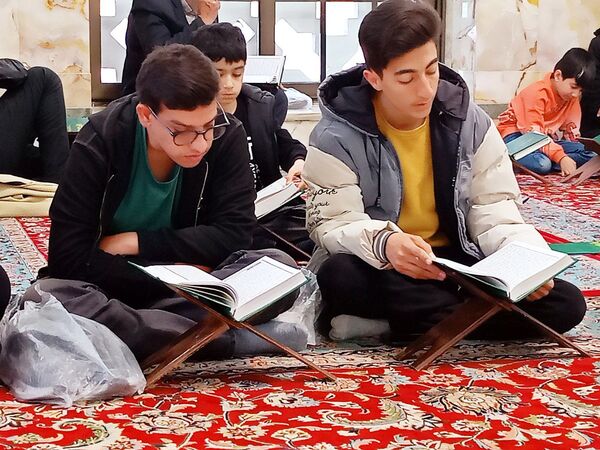 تلاوت دسته جمعی قرآن به مناسبت ماه مبارک رمضان