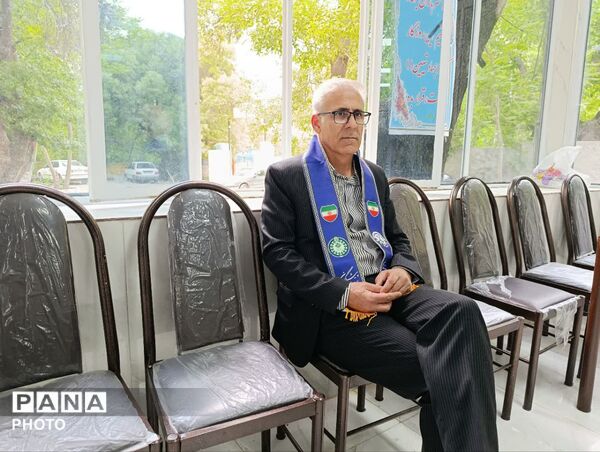 نشست مشاور وزیر آموزش‌ و پرورش با تشکل‌های دانش‌آموزی در یاسوج