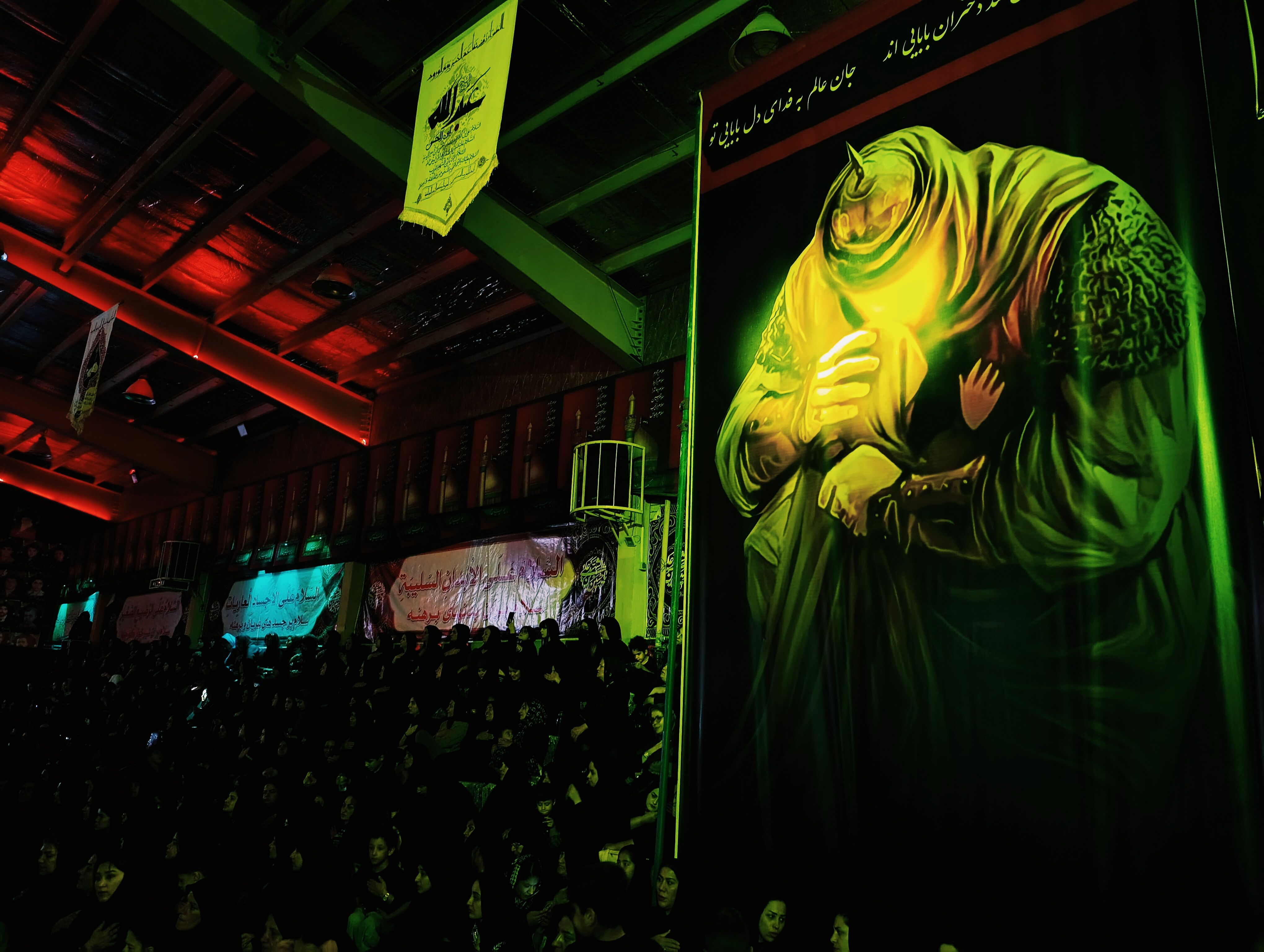 در سایه علم‌های برافراشته
