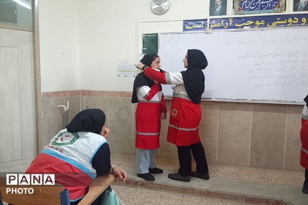 حضور آتش‌نشانی و هلال‌احمر در دبیرستان و هنرستان حضرت زهرا (س) ورامین