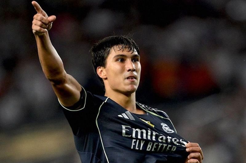  گونسالو مادریدیستای دوآتشه‌ی کهکشانی‌‌ها؛ ماندگاری شماره 9 بر تن گونسالو  