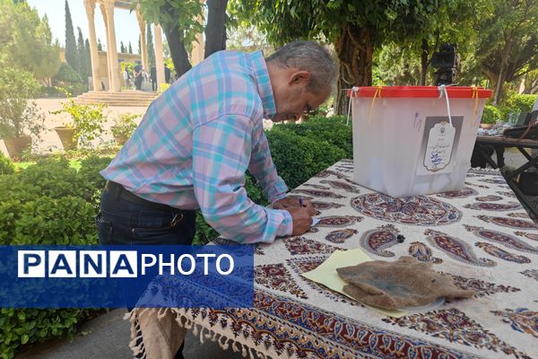 حضور پرشور مردم شیرازدرشعبه اخذ رأی حافظیه 