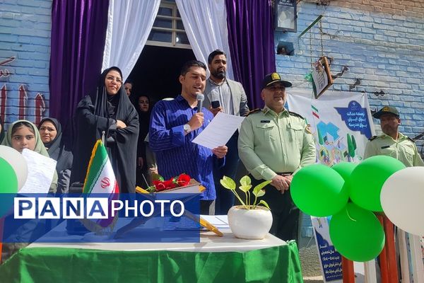 از درس تا دفاع مقدس،دانش آموزان پای کار یاد شهدا با طنین صدای زنگ مقاومت و ایثار 