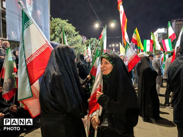 تجمع شبانهٔ شهروندان در پنجاه‌ونهمین شب یادبود در بلوار فضل
