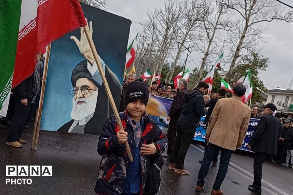 ادای احترام به شهدا با کوله‌پشتی‌های «یادبود» در راهپیمایی روز قدس