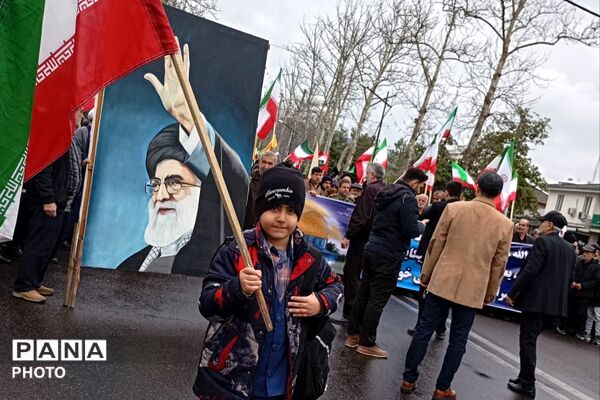 ادای احترام به شهدا با کوله‌پشتی‌های «یادبود» در راهپیمایی روز قدس