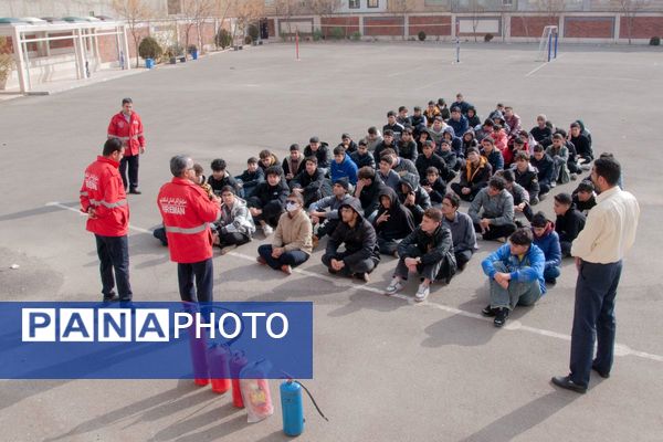 جلسه آموزشی ایمنی و اطفا حریق در مدرسه فرزندان میهن اسلامشهر