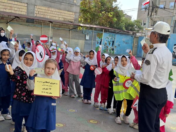 بازدید ماموران نیروی انتظامی در مدرسه 17شهریور بجنورد