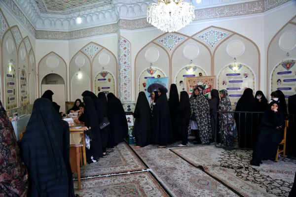 حضور کودکان به همراه والدین در شعبه‌های اخذ رأی