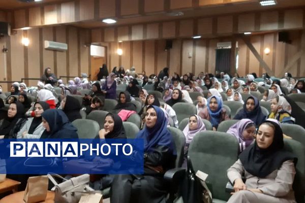 مراسم تجلیل از برگزیدگان جشنواره های فرهنگی هنری کانون‌ فرهنگی وتربیتی حضرت زینب (س) ناحیه۳ شیراز 