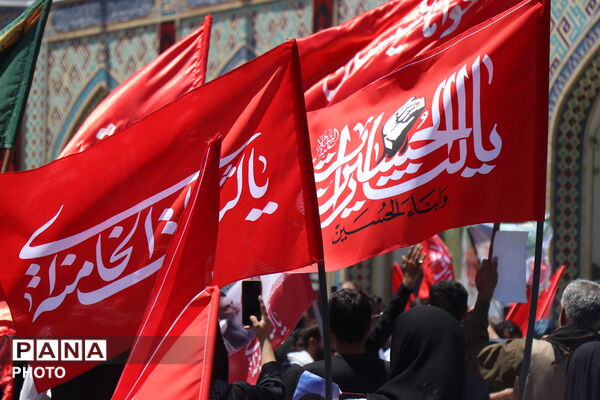 حرم مطهر امام رضا(ع)، میزبان زائران و عزاداران رهبر شهید
