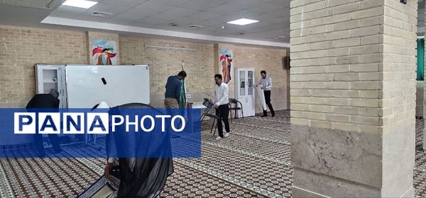 غبارروبی نمازخانه‌های مدارس قشم در آستانه سال تحصیلی جدید