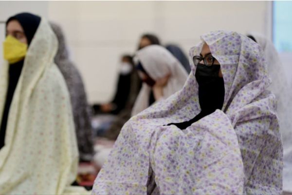 اقامه نماز جماعت دانش‌آموزان در مسجد