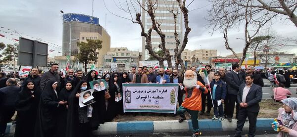 حضور گسترده و منسجم دانش آموزان و فرهنگیان منطقه ۱۰ در راهپیمایی ۲۲ بهمن ماه