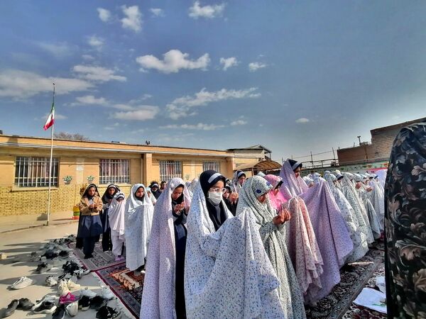 اقامه نماز باران  در دبستان ناهید نخودی 