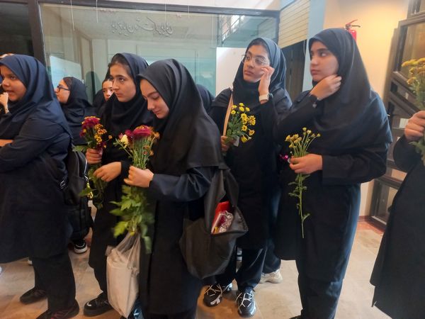 غبارروبی مزارشهدا توسط دانش‌آموزان منطقه ۱۳