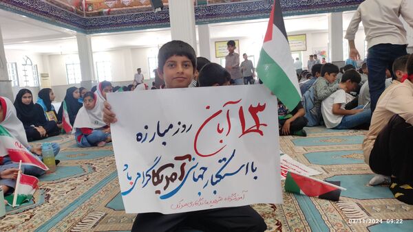 اجتماع دانش‌آموزان به‌مناسبت روز ۱۳ آبان در مدارس شهرستان قلعه گنج 