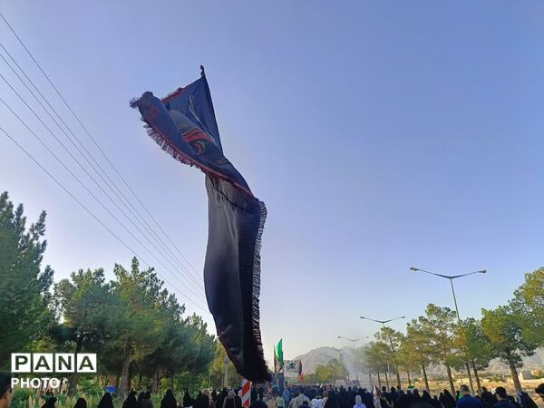 رقص پرچم‌ها در باد عزای کاشمر هم‌صدایی آسمان با زائران