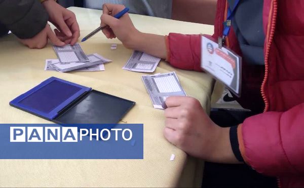 انتخابات شورای دانش آموزی دردبیرستان دوره اول ارمینه مصلی نژاد ناحیه ۶