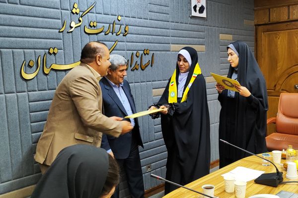 دیدار صمیمی استاندار کردستان با جمعی از دختران نخبه استان