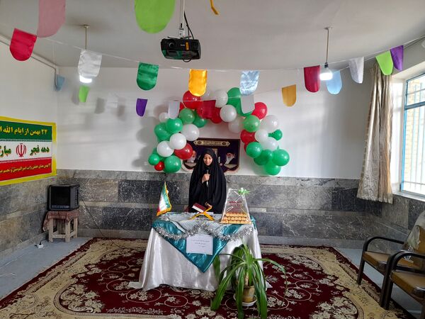 نواخته شدن زنگ گلبانگ انقلاب اسلامی در دبیرستان پگاه روستای مارکده