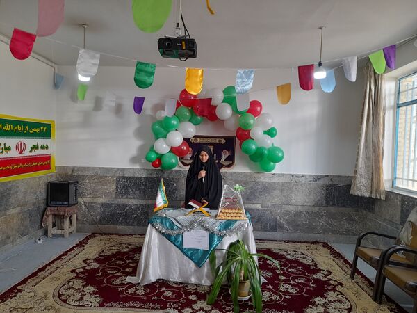 نواخته شدن زنگ گلبانگ انقلاب اسلامی در دبیرستان پگاه روستای مارکده