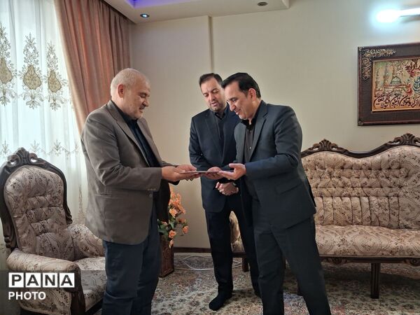 دیدار مدیر آموزش و پرورش ناحیه پنج مشهد با برادر شهید خیرزاده