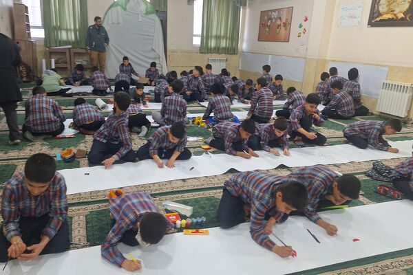 برپایی نقاشی همگانی در هفته ماها در آموزشگاه معارف۶ ناحیه ۳شیراز 