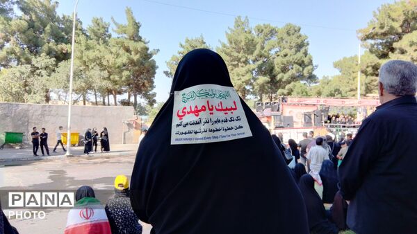 پیاده روی دلدادگان اربعین حسینی از امامزاده ابوتراب تا امامزاده محروق